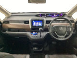 車内は光触媒抗菌消臭施工済です。インパネ周りはスタイリッシュなデザインで機能や装備も充実しています。グローブボックスやカップホルダーのほかにトレーなどたくさんの収納スペースが付いています。