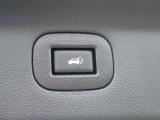 オートバックドアは、運転席ボタン及びリモコンキーから操作すると、バックドアが自動オープン/クローズします。