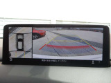車両の前後左右にある4つのカメラを合成することで、まるでご自身のクルマを空から見ているような俯瞰での映像を映し出してくれます。バック時ももちろんのこと、前進時に視界の悪い交差点でも役に立ちますね。