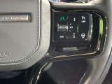 アダプティブクルーズコントロールは、ドライバーの希望する速度と車間距離を設定し、乗員や他の道路利用者の安全性を高めます。また、特に交通量の多い状況ではドライバーの負担を軽減し、快適性を向上させます。