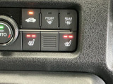 運転席/助手席シートヒーターで寒い日もすぐに温かくなり快適に過ごせます。2段階の温度調整が可能です