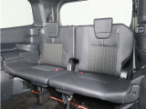 便利な5:5分割可倒式シートです。収納と乗車人数のバランスに優れています♪荷物の大きさに応じたラゲージスペースをフレキシブルに作り出せるので、シーンに応じた使い方ができます♪