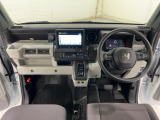ドライバーを包み込むように、ディスプレーやスイッチ、コンソールを配置。座った瞬間から運転への期待が!空間そのものの心地よさにこだわっています。