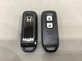 スマートキーを装備しています。鍵を差し込むことなくドアロックの開け閉めと、スタートボタン操作でのエンジンスタートができます。スペアキーも同じものを用意しております。
