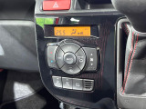 【オートエアコン】一度お好みの温度に設定すれば、車内の温度を検知し風量や温度を自動で調整。暑い&hellip;寒い&hellip;と何度もスイッチ操作をする必要はありません。快適な車内空間には必須の機能ですね♪