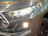 【LEDヘッドライト】悪天候や夜間走行時も良好な視界を確保し安心して運転できる高輝度LEDヘッドライトを装備!点灯速度が早く、消費電力も抑えられています。