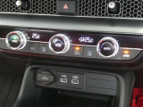 【オートエアコン】車内温度を感知して自動で温度調整をしてくれるのでいつでも快適な車内空間を創り上げます!どの席に座っても快適なドライブが楽しめます♪