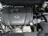 「SKYACTIV-G(ガソリン)」は、規格外の高圧縮を実現し、世界のエンジン技術者に驚きを与えました。さらに、それを維持したままノッキングの発生を抑え、熱効率を向上、走りにも寄与したエンジンです。