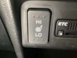 前席の左右別々のシートヒータースイッチが付いています。HiとLoの2段階で温度設定ができます。