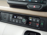 使いやすいフルオートエアコン♪運転席&助手席にはシートヒーターを装備♪ナビ連動のUSBや充電機能のジャックも備えています。