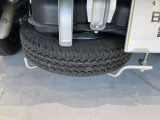車の下にスペアタイヤが収納されています!突然のパンク修理にお使いください!