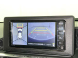 パノラミックビューモニターを装備。駐車場や交差点でクルマを真上から見るように周囲を確認できます。機能の詳細は販売店スタッフまでおたずねください。