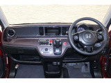操作性に優れた運転席となります!小物入れや各ボタンの配置にこだわり、使いやすいです!座り心地もよく視認性も良好なのでロングドライブもお任せ下さい!
