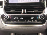 左右独立温度コントロールフルオートエアコンです。運転席、助手席それぞれで独立して温度設定ができます