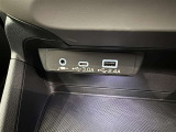 充電用USB端子付き。スマートフォンなどの充電に便利です。