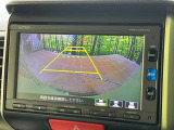 【バックカメラ】駐車時に後方がリアルタイム映像で確認できます。大型商業施設や立体駐車場での駐車時や、夜間のバック時に大活躍!運転スキルに関わらず、今や必須となった装備のひとつです!
