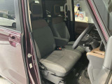 運転席まわりです。運転席からの視界が左右に広く隅々まではっきりと見渡せます!クルマの前端も把握しやすく安心して運転できます!