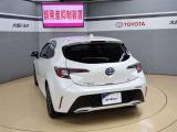 ハッチバックなので、バックドアは上に開きます♪大きな荷物の出し入れがしやすくなります。便利ですよ♪