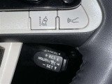 クルーズコントロール機能が付いています。 速度を設定するとアクセルを踏まなくても一定の速度で走ることができます。  高速道路ではとても便利な装置なんです。