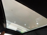 固定式パノラミックルーフ。ブラインドを備えたパノラミックルーフです。光を取り入れることは勿論のこと、頭上に映る様々な景色をお楽しみいただけます。