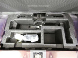 パンク修理剤とエアーポンプのセットです。スペアタイヤは装備していませんが空いたスペースを小物入れとして使用できます