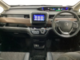 車内は光触媒抗菌消臭施工済です。スタイリッシュなデザインで暖かみのあるインパネ周りを演出します。グローブボックスやカップホルダーのほかにトレーなどたくさんの収納スペースが装備されています。