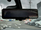 リアについているカメラを通してルームミラーに映し出すことによって後席に大きな荷物があっても後方確認ができます