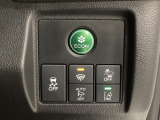 Hondaセンシング用の、VSA(ABS+TCS+横滑り抑制)解除と路外逸脱抑制機能のオンオフスイッチなどはハンドルの右側に装備しています。燃費に役立つECONボタンもここです。