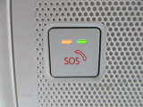 頭上にはSOSボタンを設置。いざというときに緊急時、こちらを押すことでオペレーターと接続し、緊急対応をしてもらうことができます。