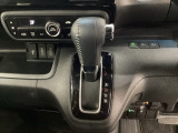 CVT車のセレクトレバーです。低速から高速まで、変速ショックのないスムーズな走りを実現するとともに、エンジン効率のよい領域を維持することで燃費にも貢献します。