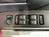 狭い駐車場で便利な電動格納ドアミラーが付いています。
