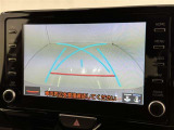 後方の見える安心をお届けするバックガイドモニター付:バックするときのアシストラインもあって楽々バック!車庫入れや縦列駐車をサポートし、苦手な駐車も安心です!今やもう手放せない装備ですネ♪