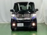 【HID】ディスチャージヘッドライトが装備されています。夜間走行時や雨の日に明るく安全に前方を照らすことが出来ます。対向車からも見えやすいので相手に接近を知らせることも出来ます。