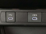 こちらのクルマはUSB接続コネクタも装備されています♪スマホの充電などにお使い下さい。ご旅行中での充電切れも、これなら心配いりませんね!