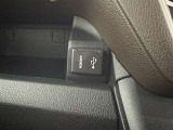 充電用USB端子付き。スマートフォンなどの充電に便利です。