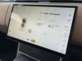 【パーキングアシスト】駐車可能なスペースを自動的に検知し、ドライバーに代わって駐車操作を行います。ドライバーは周囲の状況に注意をしながら指示を出すだけで、全ての駐車操作が自動的に完了します。