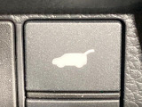 【パワーバックドア】スマートキーや運転席のボタンを押すだけでリアゲートが自動で開閉します!荷物を持っている時や、高い位置にあるバックドアを閉める際に便利な機能です♪