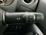 【オートライト】車のセンサーが周囲の明るさを感知し、自動でヘッドライトを点灯・消灯する機能です。この機能は夕暮れ時の交通事故が多い時間帯の安全性を高めてくれます。