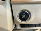 【ENGINE START/STOP】スマートキーをポケットやバッグに入れたままで、キーを差し込むことなくボタンを押すだけでエンジンが始動します。