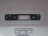 リヤ側にもオートエアコンを装備しております。車内の温度調整をより行い易くなっております。