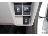 普通充電はフタを直接押し、急速充電は車内のボタンを操作して開け、あとは充電コネクターを差すだけで充電開始。かんたんな充電操作と、フタの開け方を変えることで差し間違いを防げる安心感を両立しました。
