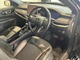 Jeepのタフさが伝わってくる太めのステアリングになっております。