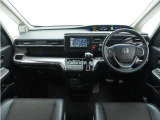 ◆インテリアパネル◆視界広々で非常に運転しやすくロングドライブでも疲れを感じさせないすっきりとまとまったインパネ周りです。