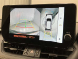 車庫入れなど後進運転時に死角をモニターで確認ができて安全です♪ ステアリング操作の参考になるガイド線も表示しますので車庫入れがニガテな方も安心ですネ!