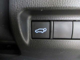 【パワーバックドアスイッチ】運転席から操作可能。途中でも止められる安心のバックドア。後ろの駐車スペースが狭い時に重宝します