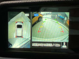 前後左右4つのカメラで、上から見たような映像をお届け、駐車時も安心、アラウンドビューモニター付(肉眼では確認し辛い左前の映像に切り替えることも可能です)。ルームミラーに表示します