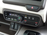 使いやすいフルオートエアコン♪運転席&助手席にはシートヒーターを装備♪ナビ連動のUSBや充電機能のジャックも備えています。