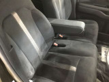 ひじ掛け付きの車両です