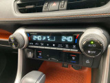 デュアルエアコンとは、運転席と助手席で、個別に温度設定ができる機能です。気温の感じ方は、人それぞれ違うもの。乗る人に優しい機能ですね。