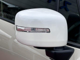 [ウィンカーランプ付ドアミラー]おしゃれな車の必須装備!ドアミラーにウインカーが付いているので、視認性もアップ!!